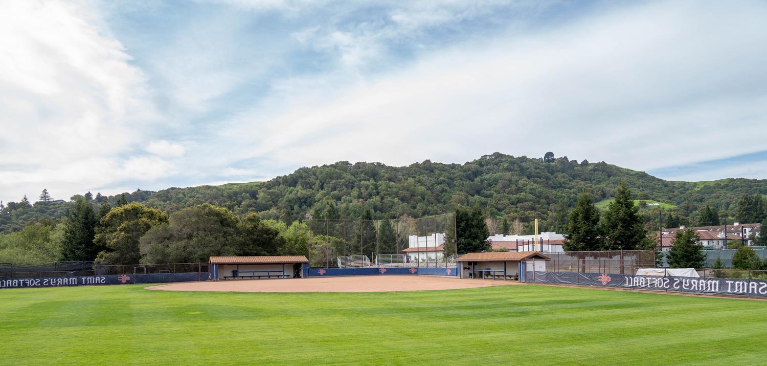 垒球场，后面是绿草和小山
